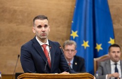 Isti scenario kao 1997: Premijer Spajić krenuo putem Đukanovićeve autokratije